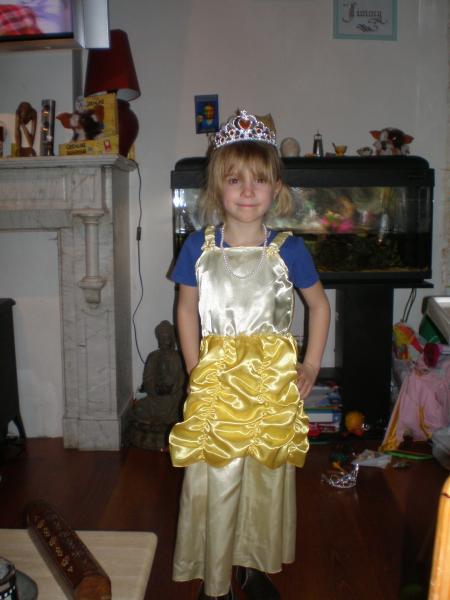giovana en princesse pour le carnaval de l'école